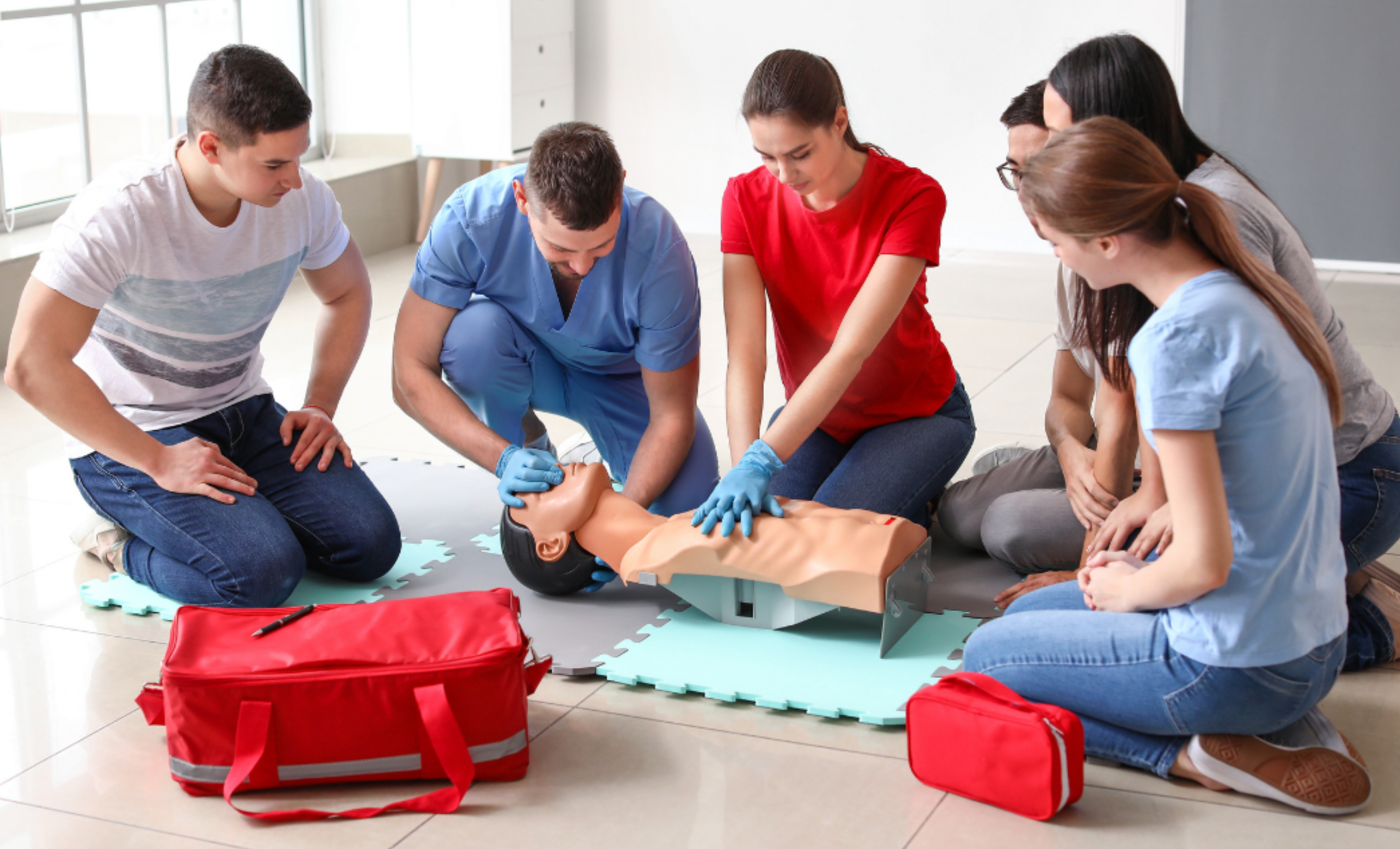 What’s the difference between standard and emergency first aid courses?